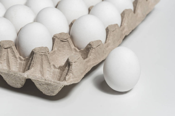 White chicken eggs in a cardboard package, background - Foto, Imagen