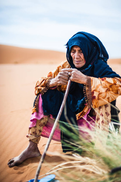 Régi Berber asszony ül egy homokdűne, Merzouga, Marokkó-portré - Fotó, kép