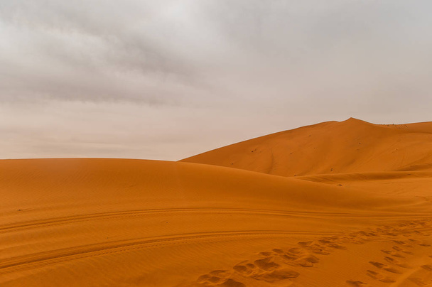 Erg African Merzouga tarık yakınındaki Dunes - Fotoğraf, Görsel