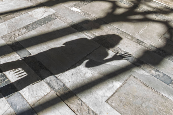 Schatten einer Frau auf einem Steinboden - Foto, Bild