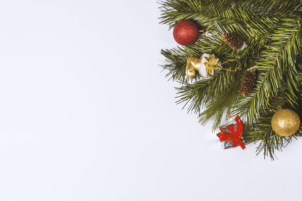 Різдвяна рамка, прикрашена сніжинками на білому тлі з місцем для копіювання вашого тексту. Вид зверху
. - Фото, зображення