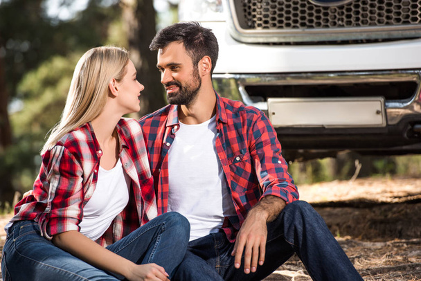 szelektív összpontosít, boldog fiatal pár néztek egymásra, autó szabadban közelében  - Fotó, kép