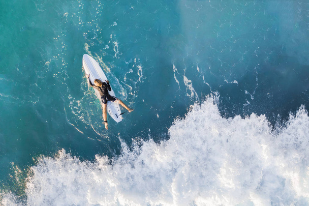 Surfer in the ocean, top view - Foto, afbeelding