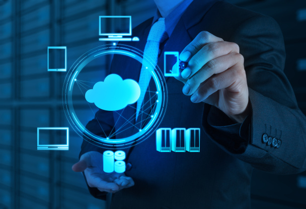 Homme d'affaires travaillant avec un diagramme Cloud Computing sur le nouveau
 - Photo, image