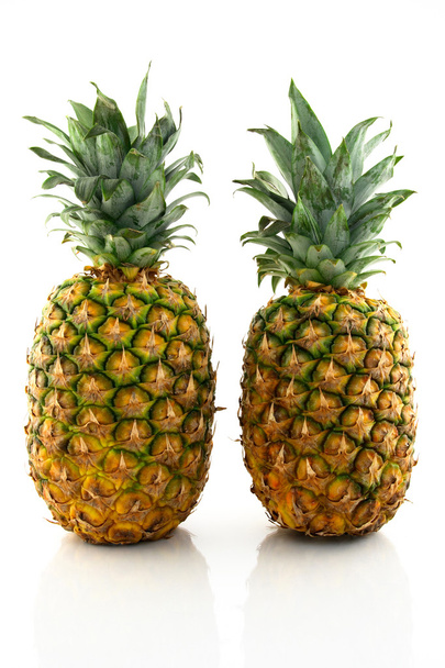Dois ananases maduros
 - Foto, Imagem