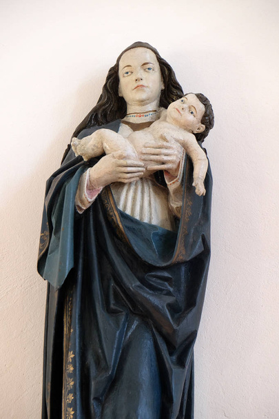 Maagd Maria met het kindje Jezus, standbeeld in de kerk van de Visitatie van de Heilige Maagd in Sisak, Kroatië - Foto, afbeelding