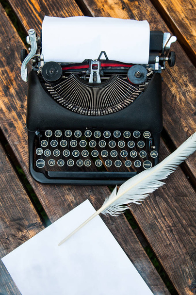 Античная винтажная пишущая машинка на деревянном столе
 - Фото, изображение