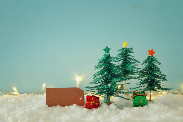 Imagen de árboles de navidad de papel sobre nieve blanca
 - Foto, imagen