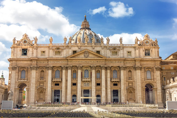 Grand kathedraal van St. Peter's in Vaticaan, Rome, gevel weergave - Foto, afbeelding