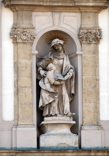 saint ann mit jungfrau maria statue an der fassade der saint anne kirche in budapest, ungarn - Foto, Bild