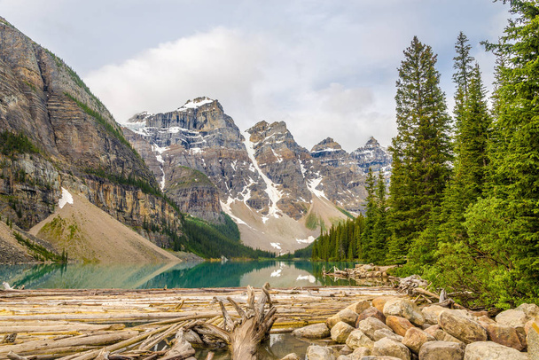Pohled na jezero Moraine v kanadských Skalistých horách poblíž Banff - Fotografie, Obrázek