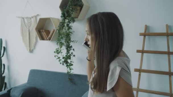 Young woman screaming down her mobile phone - Video, Çekim