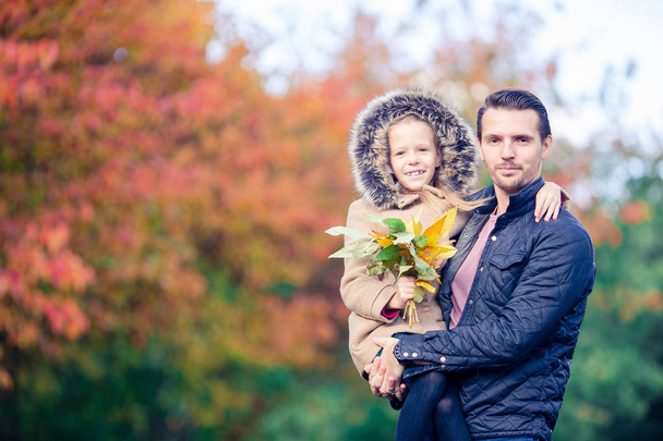 Az apa és a gyerek családja egy gyönyörű őszi napon a parkban - Fotó, kép
