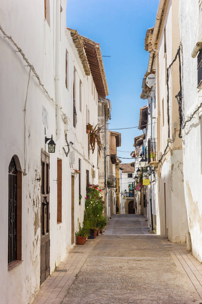 Rua estreita com casas brancas em Requena, Espanha
 - Foto, Imagem