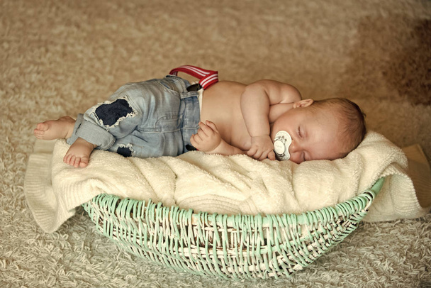 Niño con chupete dormido en cuna
 - Foto, Imagen