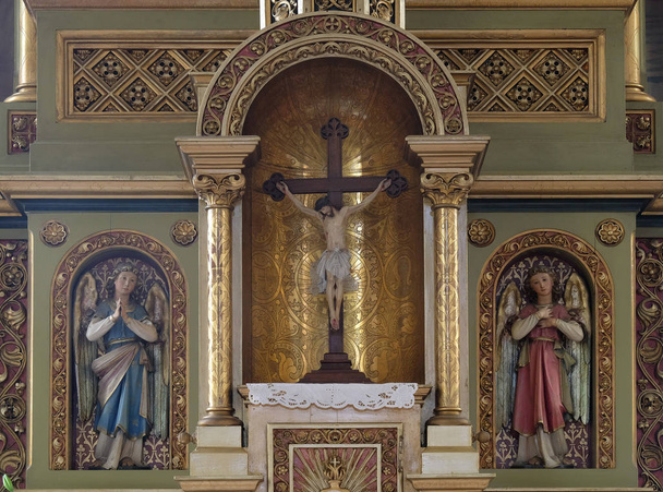 クロアチア、ザグレブの聖マルティン教会の祭壇の上を渡る - 写真・画像
