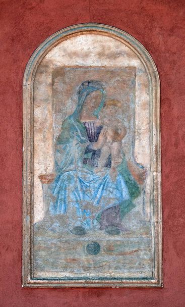 Virgen María con el niño Jesús, pintura freco en la fachada de la casa en Piazza Bra en Verona, Italia
 - Foto, Imagen