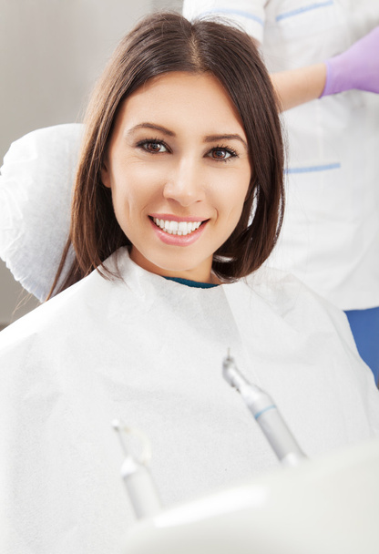 Mujer joven feliz paciente en el dentista
 - Foto, imagen