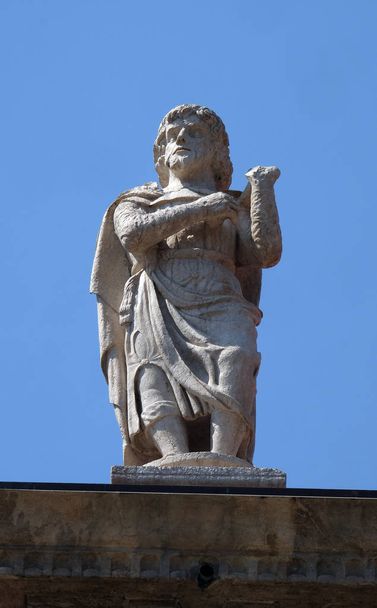Pomnik na pałacu w Piazza dei Signori w Werona, Włochy - Zdjęcie, obraz