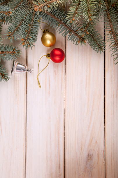 レタリングのコピー スペースを持つ木製の背景に松木の小枝とクリスマス装飾の平面図 - 写真・画像