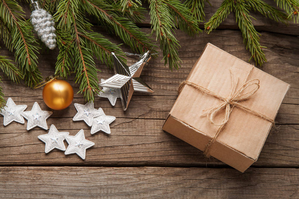 Árbol de Navidad con caja de regalo y decoraciones en mesa de madera
 - Foto, Imagen