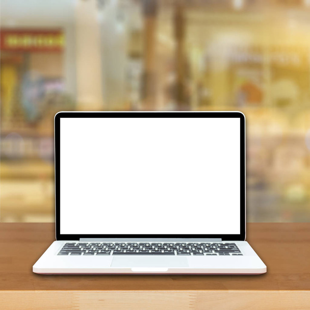 geöffneter Laptop mit Kopierbildschirm, der auf einem Holztisch liegt  - Foto, Bild