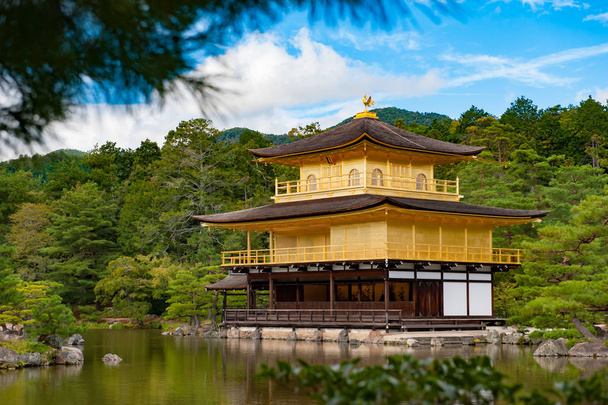 Goldener Pavillon im Kinkakuji-Tempel im Herbst, Kyoto, Japan  - Foto, Bild