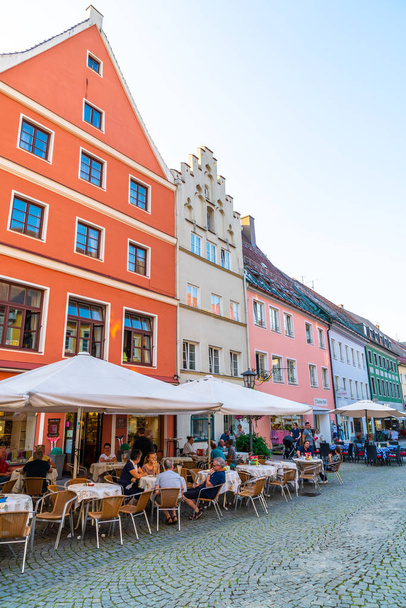 FUSSEN, GERMANY - AUG 28, 2018: Street cafe in the Fussen old town city centre. Fussen is a small town in Bavaria, Germany. - Foto, Imagen