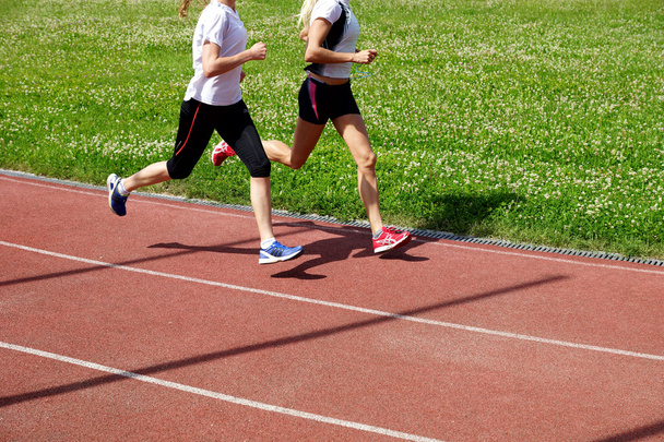 atletas en una cinta de correr
 - Foto, imagen