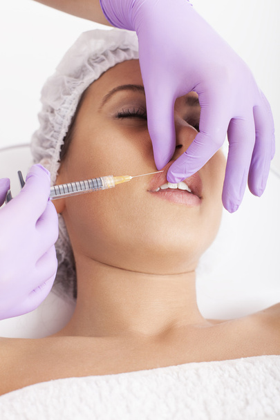 Mulher recebendo uma injeção de tratamento de beleza
 - Foto, Imagem