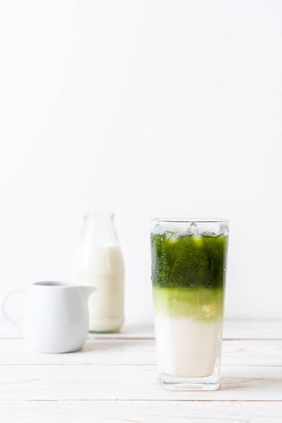 iced matcha green tea latte with milk - Foto, afbeelding