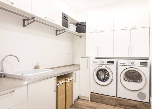 Çamaşır odası modern evde çamaşır makinesi ile - Fotoğraf, Görsel