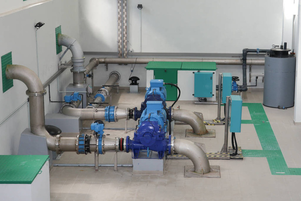 Gran sala de tratamiento de agua industrial tubos metálicos de acero y bombas y válvulas azules
 - Foto, imagen