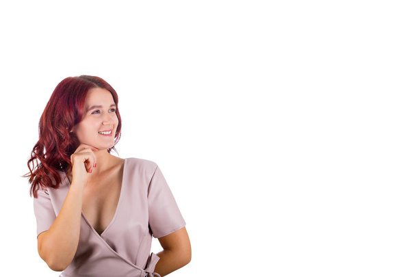 Молодая рыжая задумчивая женщина держит руку под подбородком вдумчивый взгляд и улыбка изолированы на белом фоне
. - Фото, изображение