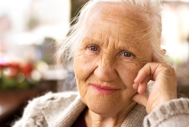 düşünme yaşlı kadın - Fotoğraf, Görsel