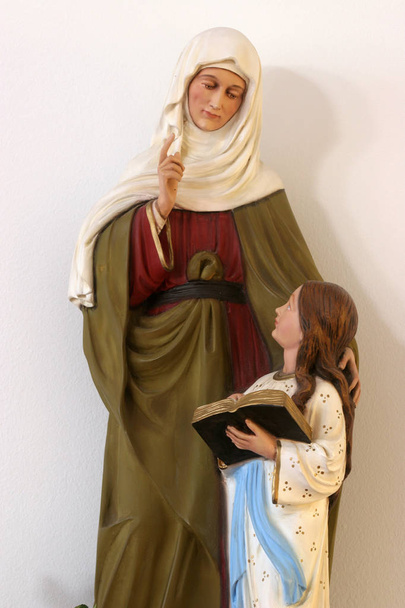 Saint Ann z Maryi Panny, pomnik w kościele Świętego Józefa w Sisak, Chorwacja - Zdjęcie, obraz