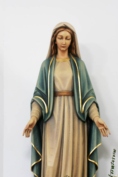 Maryi Panny, pomnik w kościele Świętego Józefa w Sisak, Chorwacja - Zdjęcie, obraz