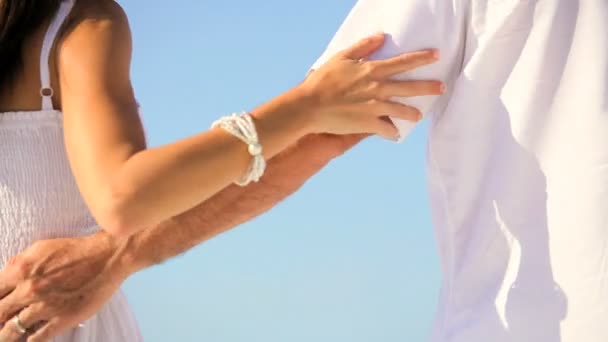 Casal segurando as mãos em close-up
 - Filmagem, Vídeo