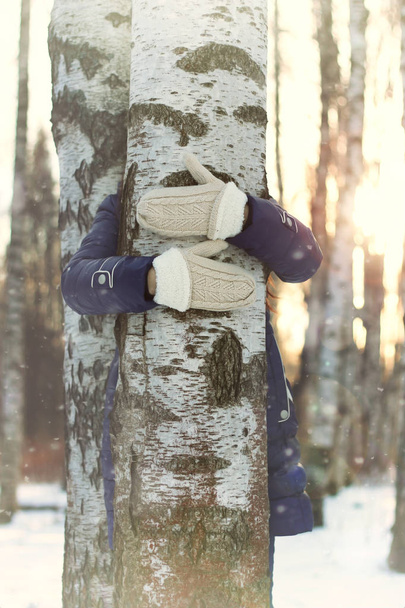 strom dívka schovává ruce - Fotografie, Obrázek