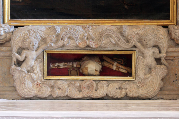 As relíquias do mártir romano, altar de Santa Cruz na igreja de São Nicolau em Korcula, ilha de Korcula, Croácia
 - Foto, Imagem