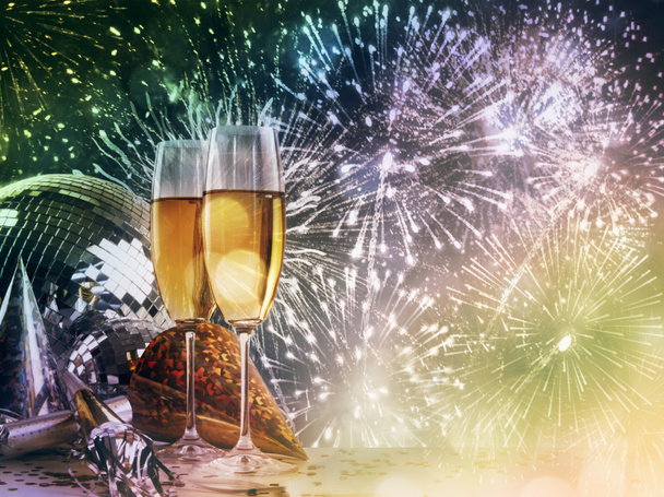 Dos copas de champán contra las celebraciones de Año Nuevo
 - Foto, imagen