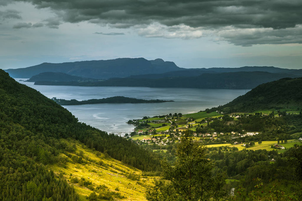 Güzel bir sonbahar manzara dağ Folgefonna Milli Parkı'nda fiyort uzak mesafe içinde ile. Southern Norway toplayan sonbahar, sonbahar bulutlu günde renkler.. - Fotoğraf, Görsel