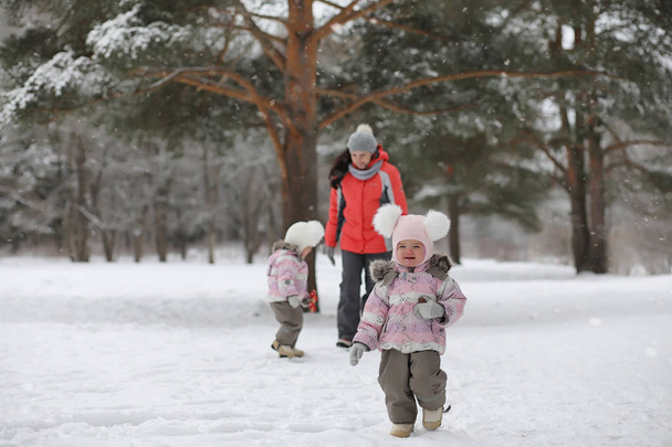 Děti v zimě chodit v parku. Zimní les rodinu s - Fotografie, Obrázek