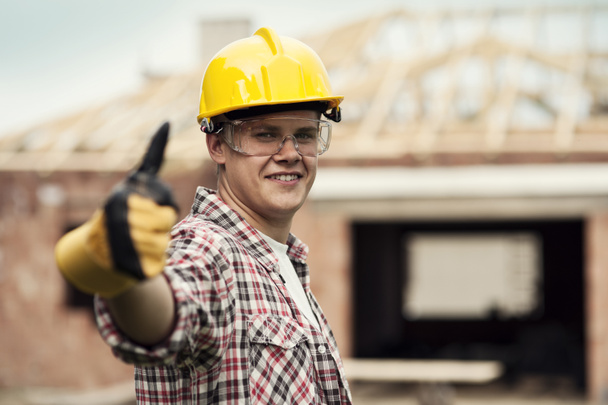 bouw werknemer gebaren duimschroef opwaarts - Foto, afbeelding
