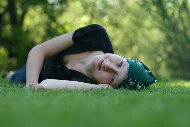 mujer joven en la hierba - Foto, imagen