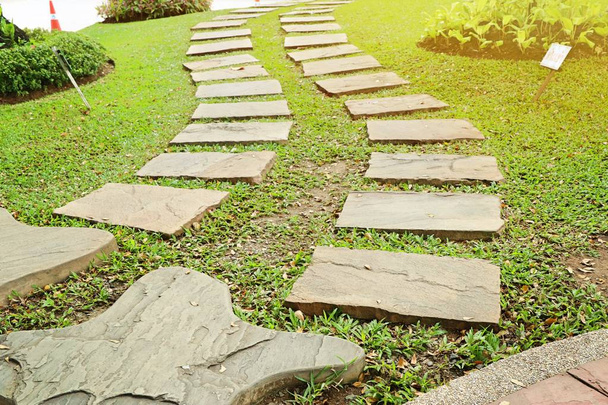 ścieżka Kamienna w ogrodzie - Zdjęcie, obraz
