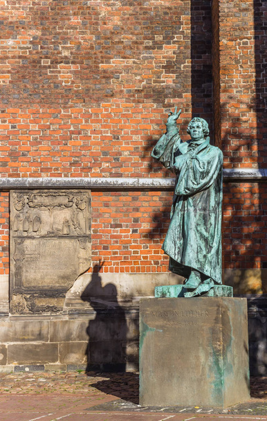 Άγαλμα του Μαρτίνου Λούθηρου κοντά στην εκκλησία της αγοράς του Ανόβερο, Γερμανία - Φωτογραφία, εικόνα
