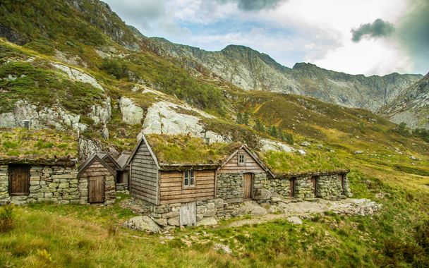 Bellissimi edifici storici in pietra sulle montagne del Parco Nazionale di Folgefonna in Norvegia. Vecchie case con tetti di erba vicino al lago. Paesaggio d'autunno
. - Foto, immagini