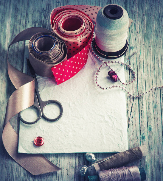 Vintage sewing tools on wooden table - Foto, Imagem