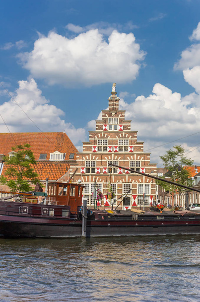 Stary statek i zabytkową fasadą w centrum Leiden, Holandia - Zdjęcie, obraz